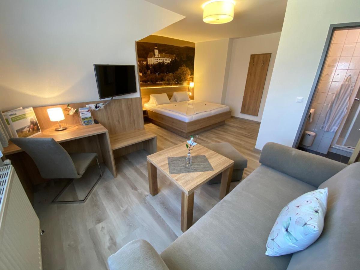Privatzimmer Und Ferienwohnungen Leeb Persenbeug Exterior foto