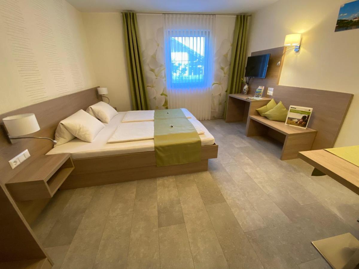 Privatzimmer Und Ferienwohnungen Leeb Persenbeug Exterior foto