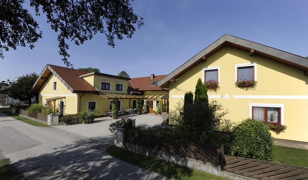 Privatzimmer Und Ferienwohnungen Leeb Persenbeug Exterior foto